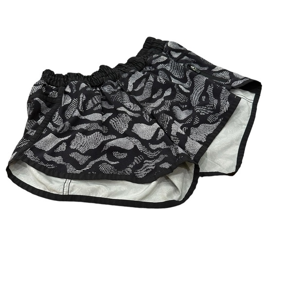 Lululemon Tracker Shorts Patterned, Mini Warp
White/Black Size 4 - Picture 2 of 14